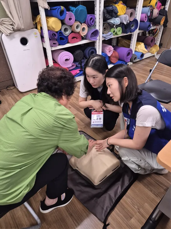 지역돌봄 내곁에 자원봉사 · 혈압·혈당 확인과 심폐소생술 실습 사진 5