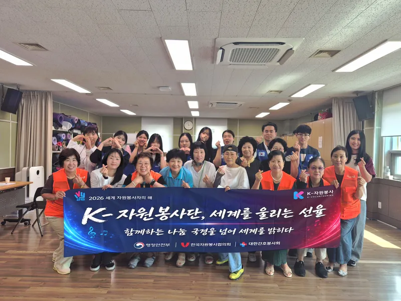 지역돌봄 내곁에 자원봉사 · 건강 안내와 물품 나눔 사진 1
