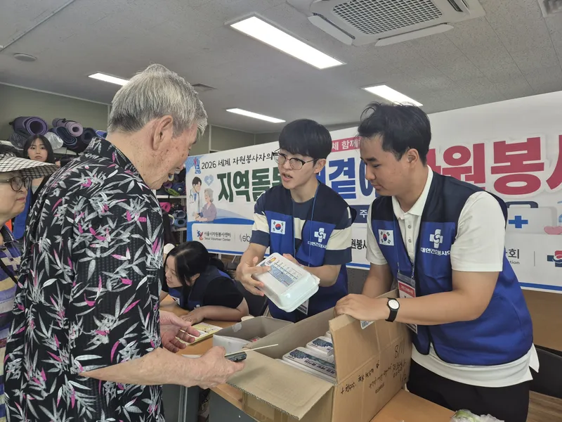 지역돌봄 내곁에 자원봉사 · 건강 안내와 물품 나눔 사진 4