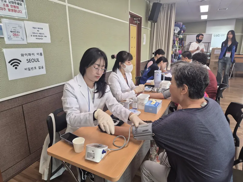 지역돌봄 내곁에 자원봉사 · 건강 안내와 물품 나눔 사진 6