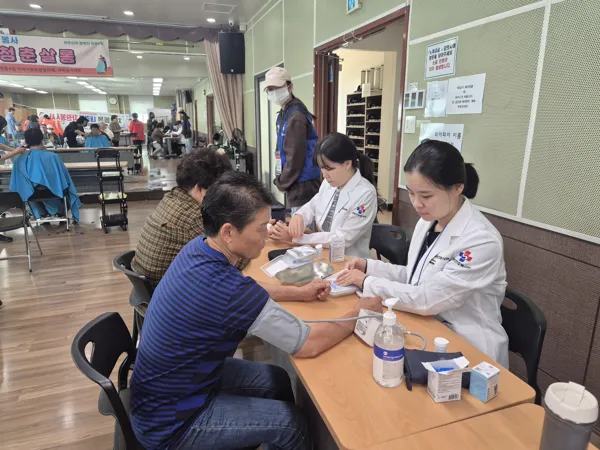 지역돌봄 내곁에 자원봉사 · 건강 상담과 쿨키트 나눔 사진 1