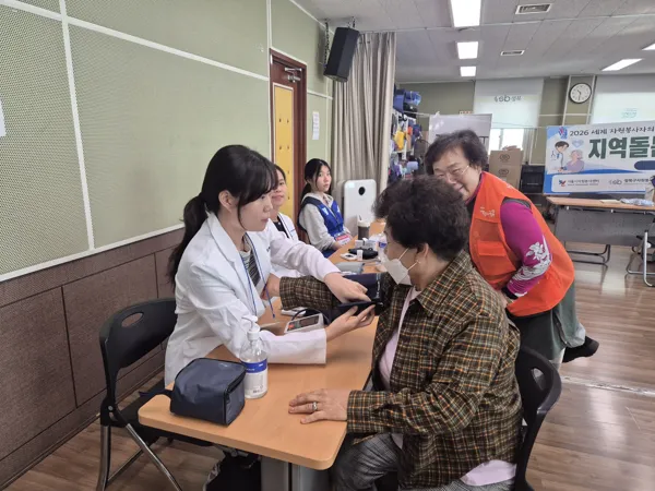 지역돌봄 내곁에 자원봉사 · 건강 상담과 쿨키트 나눔 사진 2