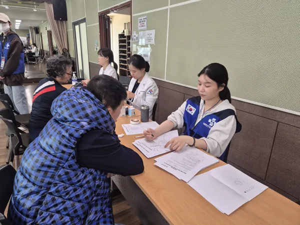 지역돌봄 내곁에 자원봉사 · 건강 상담과 쿨키트 나눔 사진 6