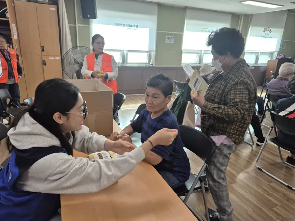지역돌봄 내곁에 자원봉사 · 건강 상담과 쿨키트 나눔 사진 13